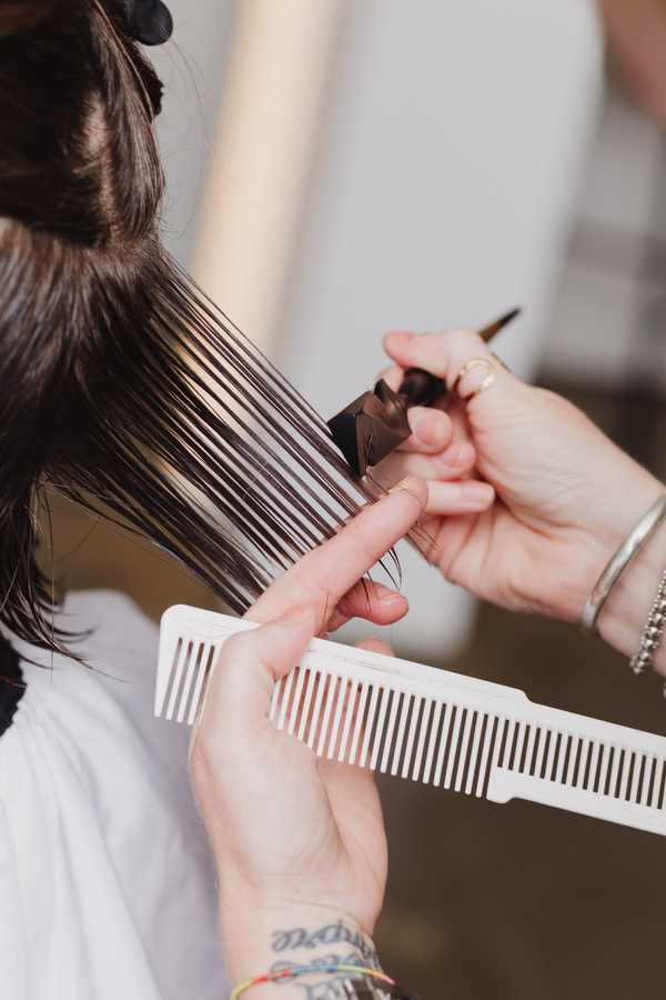 Calligraphy Cut: Schnitt mit dem Calligraphen im Friseurteam Ricker