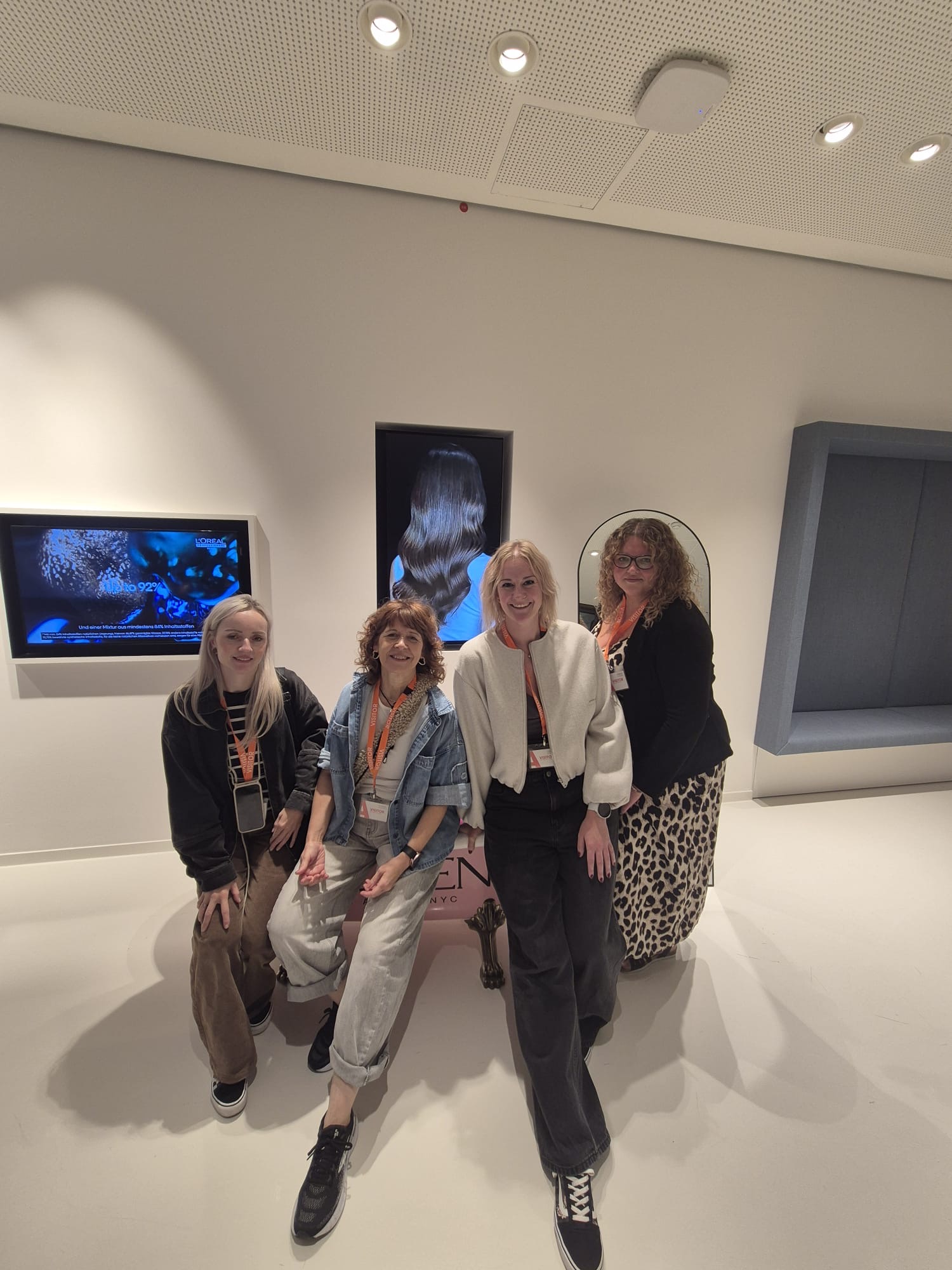 Nadine, Simone, Vanessa und Melina beim Seminar Cindy Loves Blond
