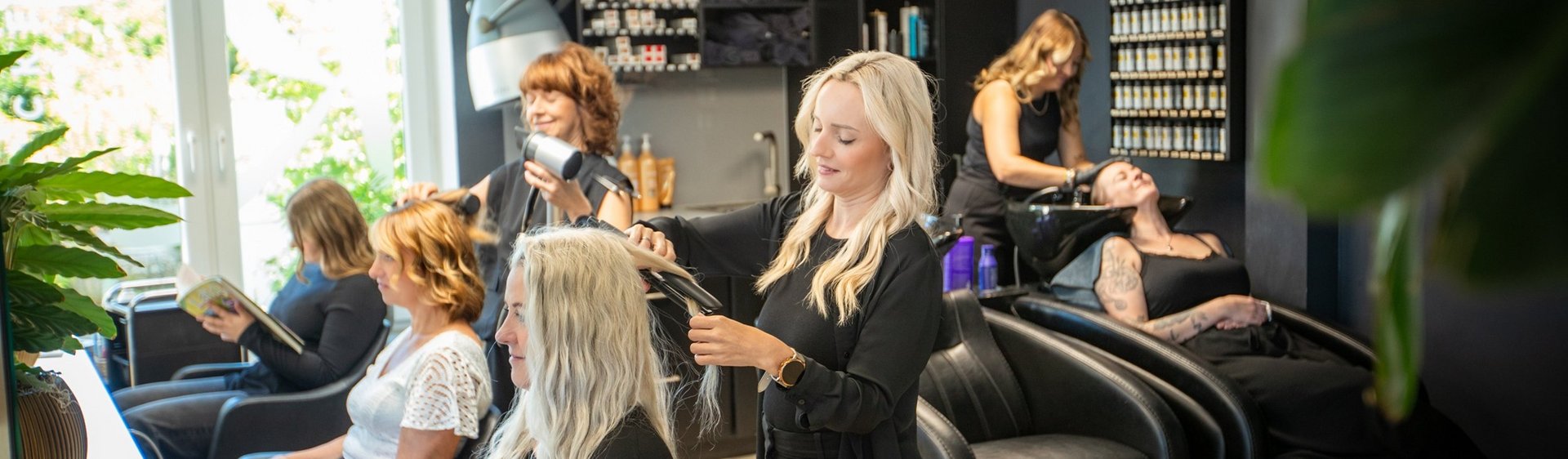 Team bei der Arbeit im Salon des Friseurteam Ricker in Dülmen