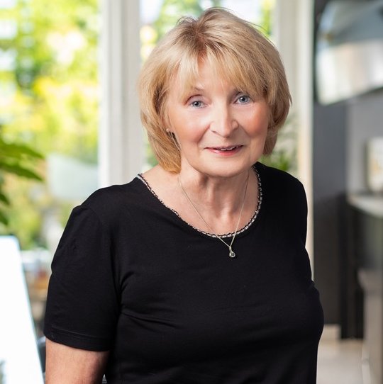 Frau Ricker, Master Stylist beim Friseurteam Ricker in Dülmen