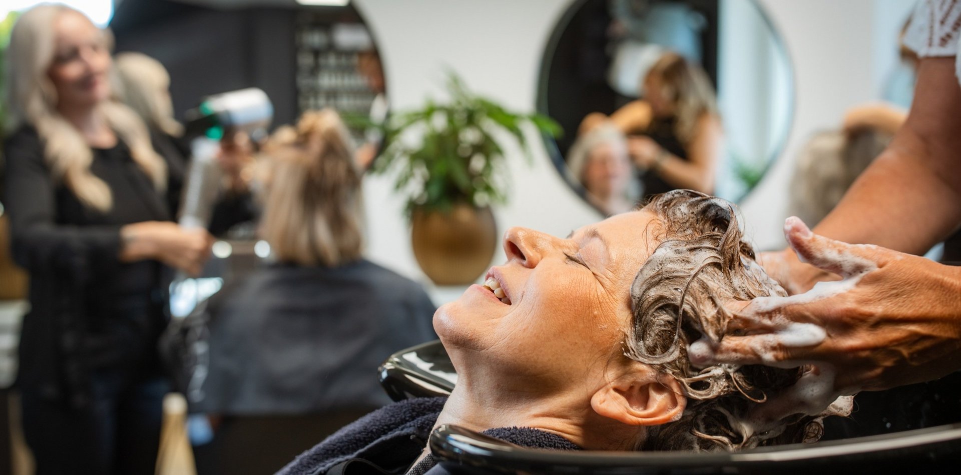 Kundin beim Haarewaschen im Friseurteam Ricker in Dülmen